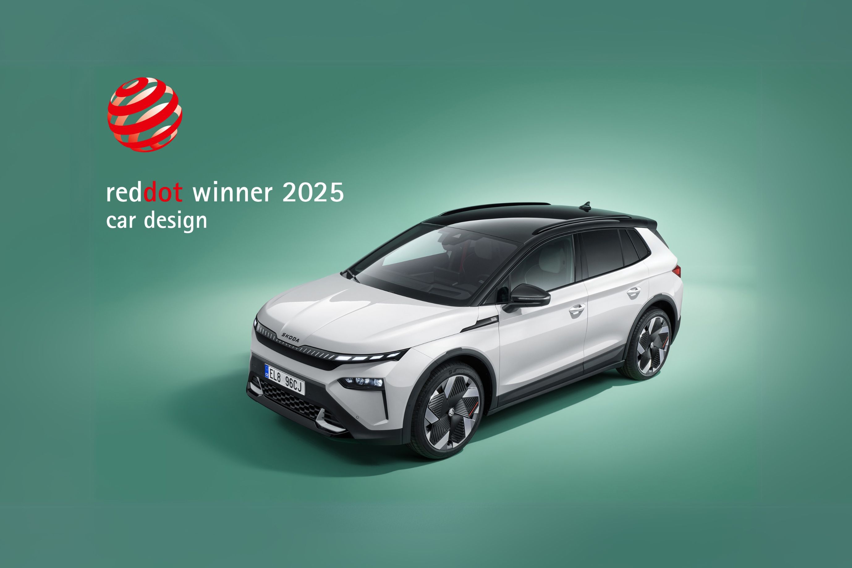 Škoda Elroq auf grünem Hintergrund mit Logo des red dot car design award