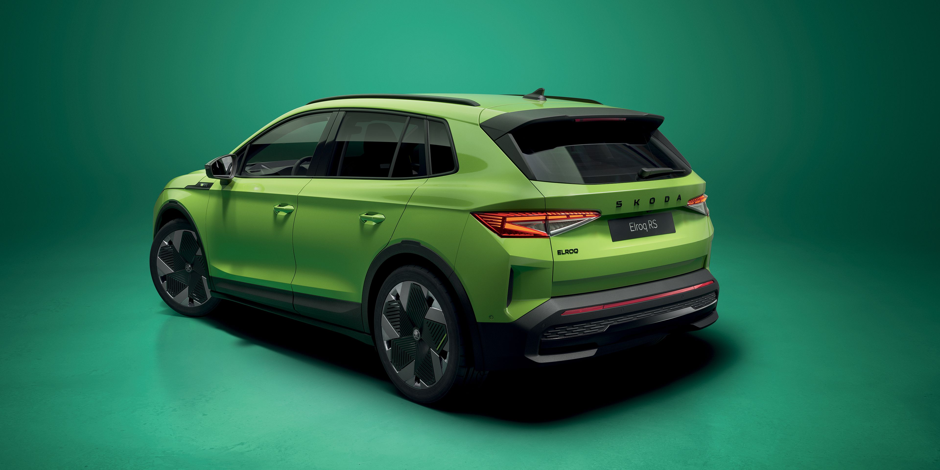 Škoda Elroq RS in Mamba Grün von hinten auf grünem Hintergrund