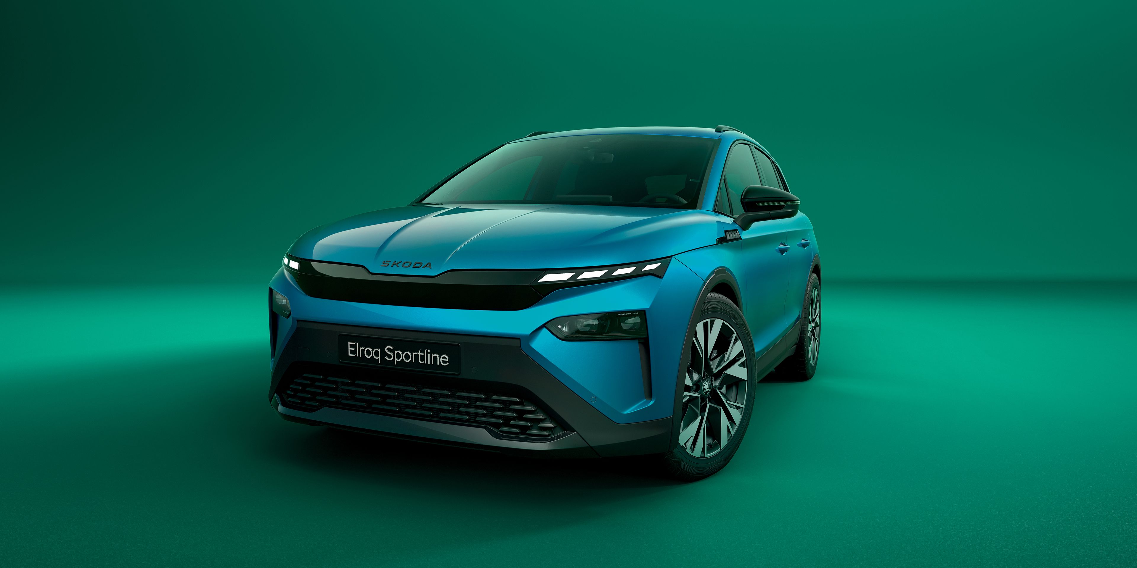 Škoda Elroq Sportline in blau auf grünem Hintergrund, sicht von vorne