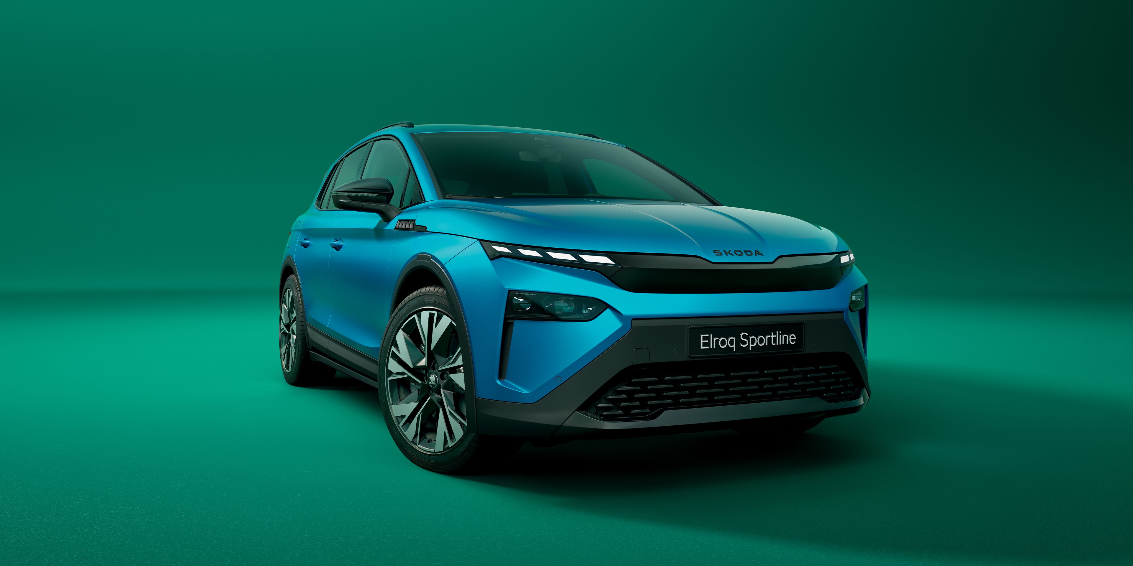 Škoda Elroq Sportline in blau auf grünem Hintergrund, sicht von vorne