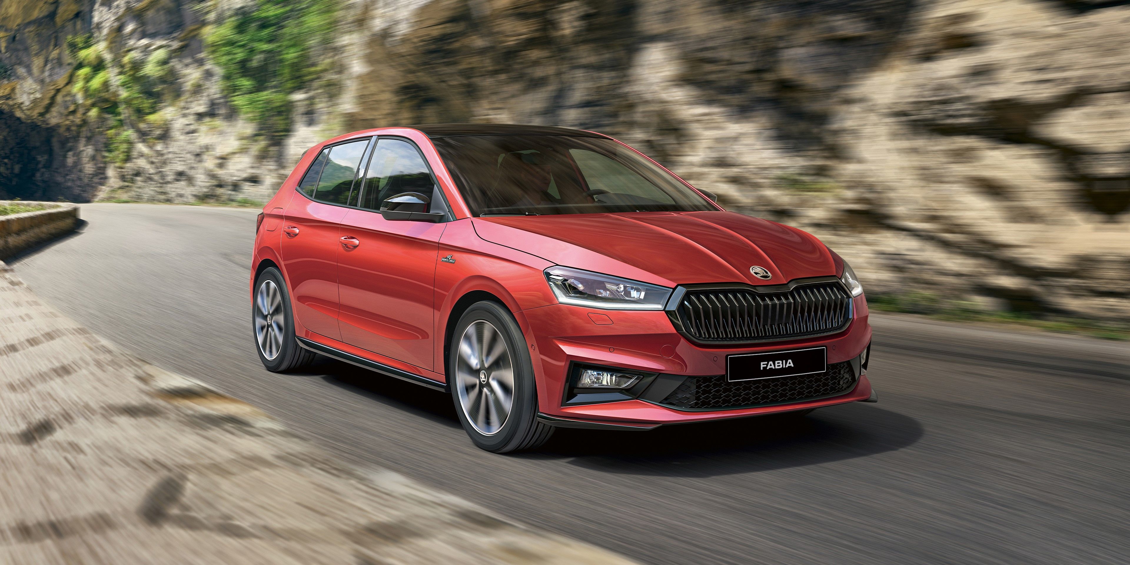 Detailaufnahme des Scheinwerfers eines Škoda Fabia Monte Carlo 