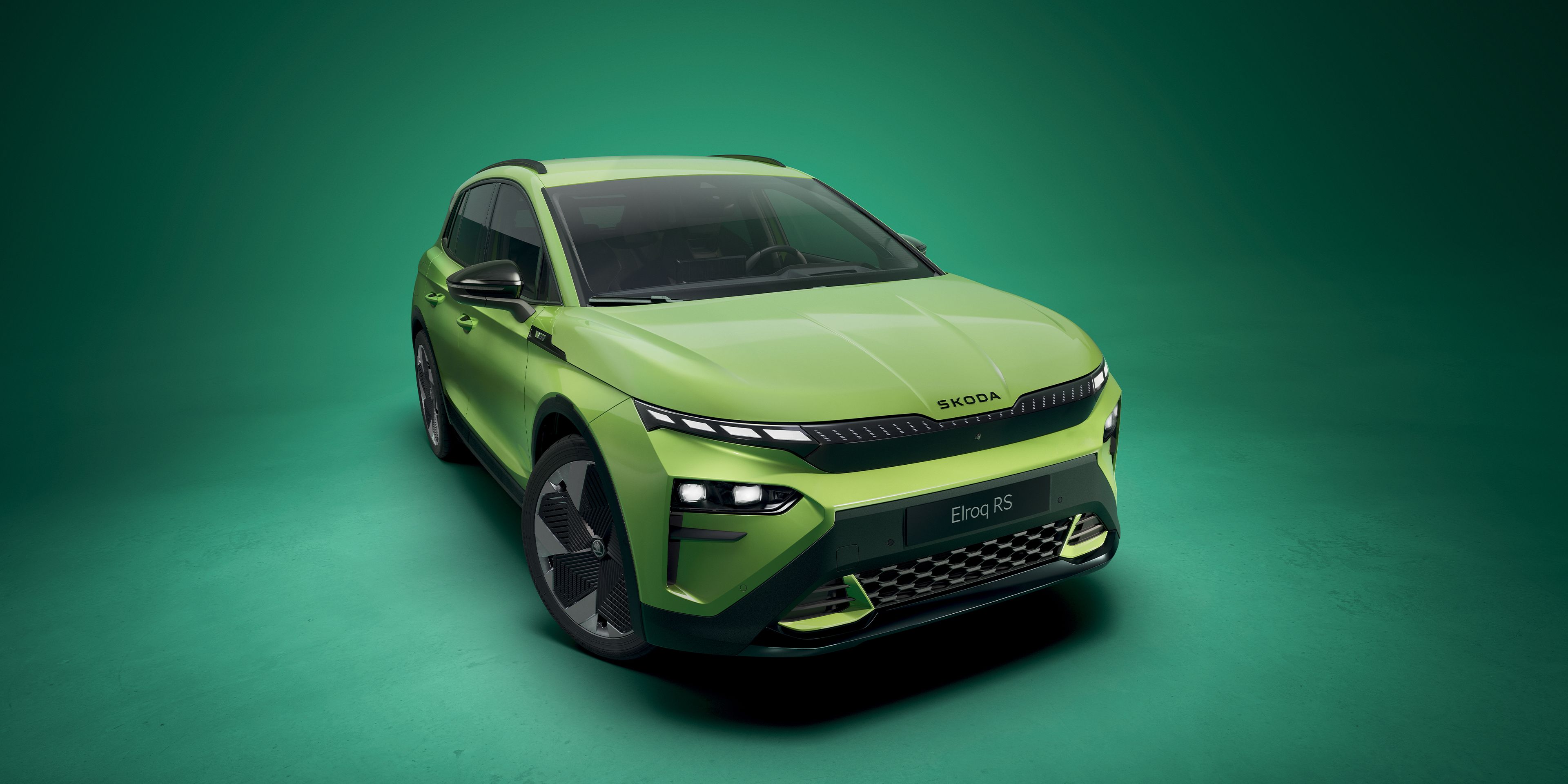 Škoda Elroq RS in Mamba Grün von vorne auf grünem Hintergrund