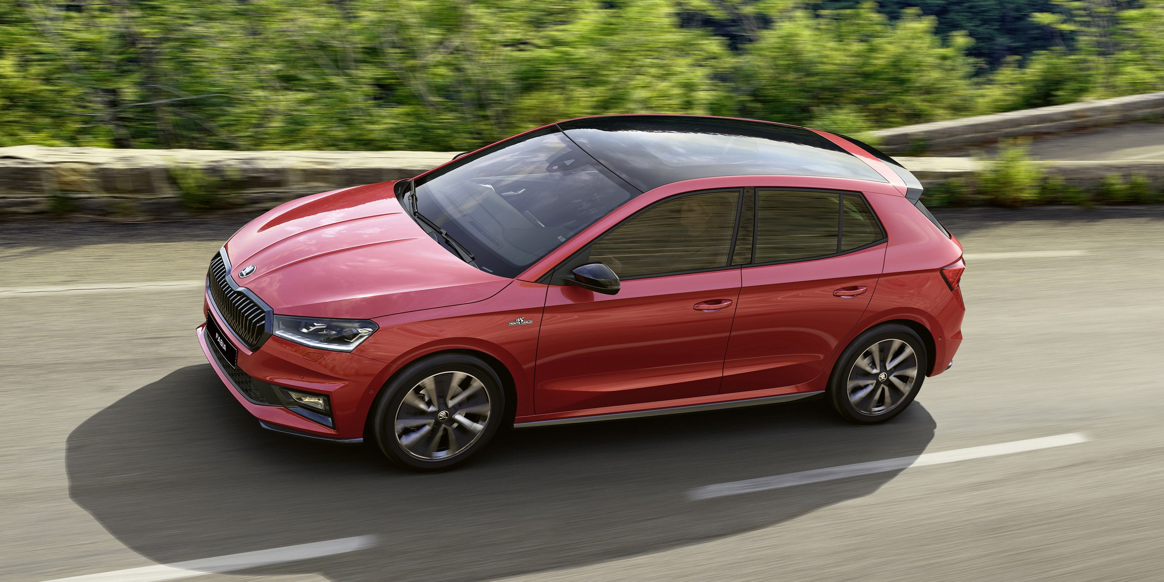 Škoda Fabia Monte Carlo fährt eine Kurze entlang 